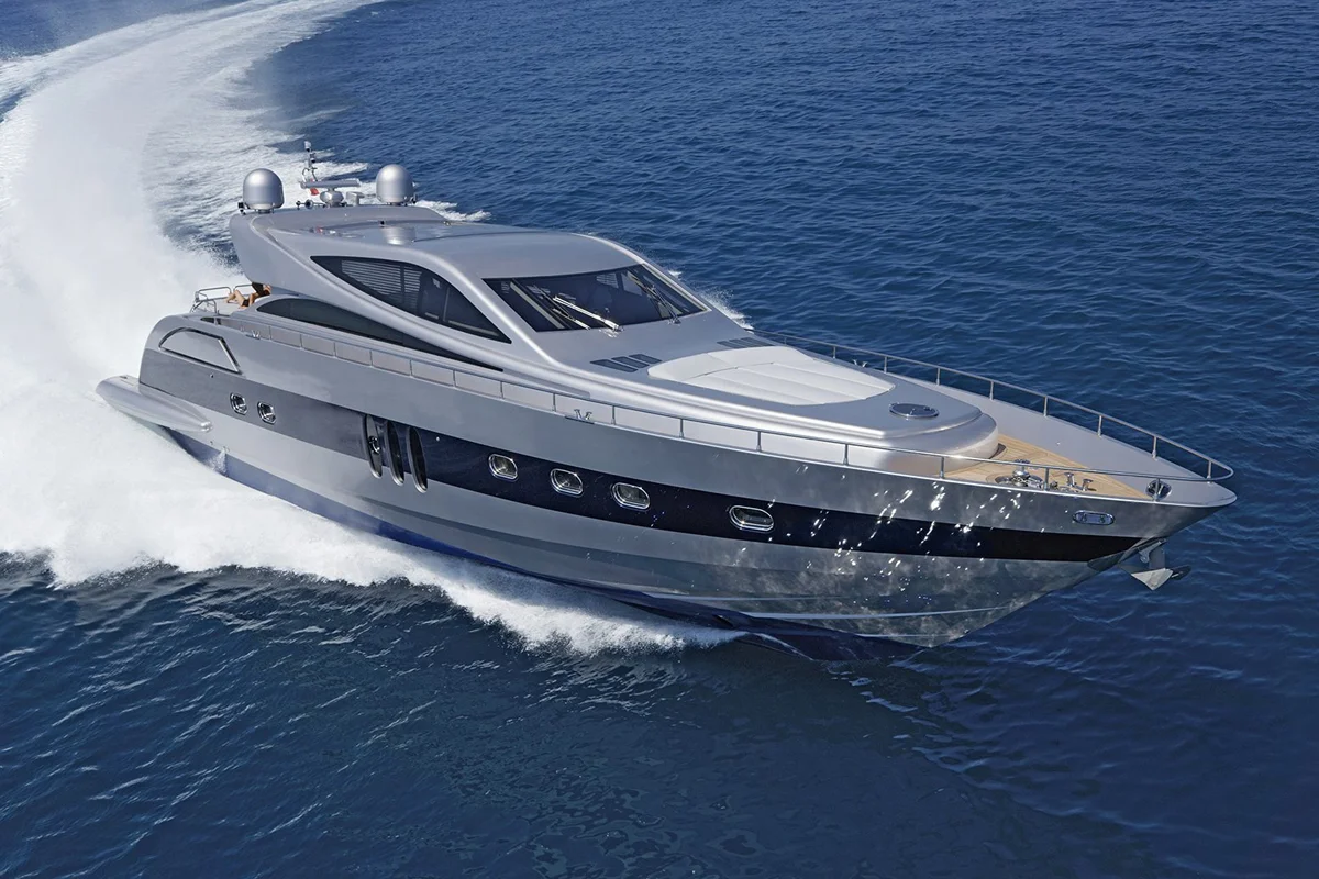 Embarcação de luxo navegando — Licença para Embarcações